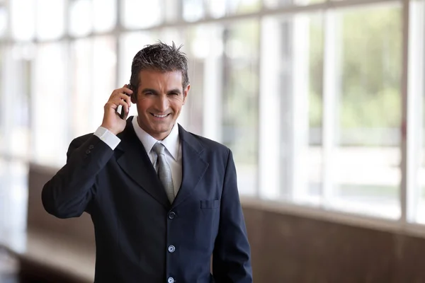 Biznesmen rozmowy na telefon komórkowy — Zdjęcie stockowe