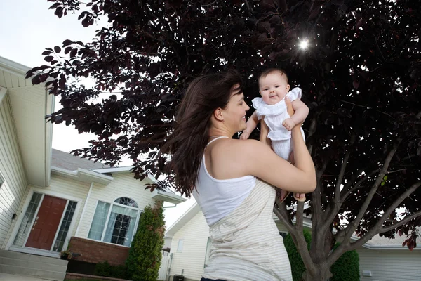 Madre holding su suo figlia — Foto Stock