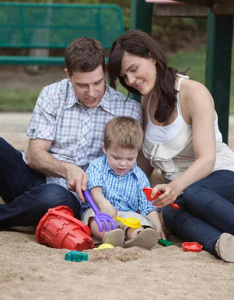 Eltern spielen mit ihrem Sohn — Stockfoto