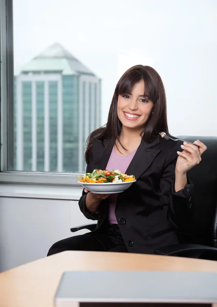 Женщина со свежим салатом из овощей — стоковое фото