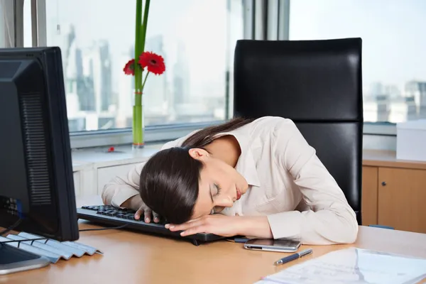 Уставшая деловая женщина спит в офисе — стоковое фото