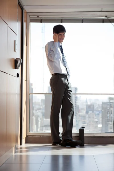 Jonge zakenman aanwezigheidsdienst — Stockfoto