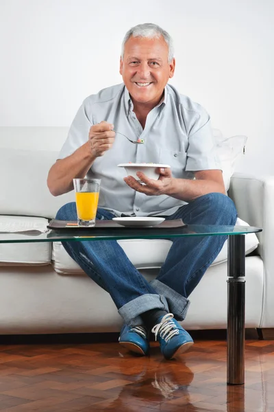 Senior homem tomando café da manhã — Fotografia de Stock