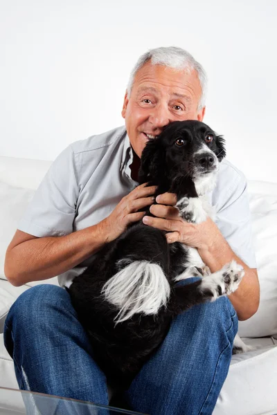 Homem sênior feliz com seu cão — Fotografia de Stock