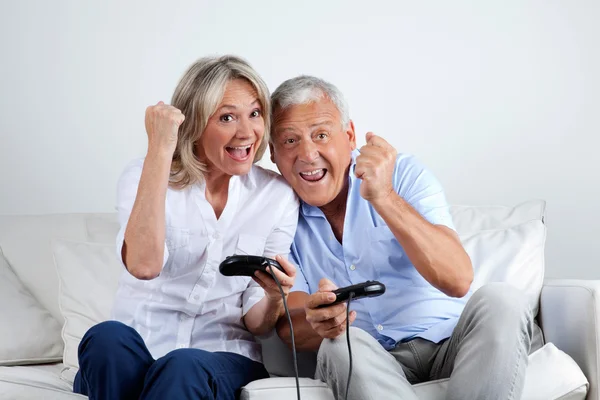 Casal se divertindo jogando videogame — Fotografia de Stock