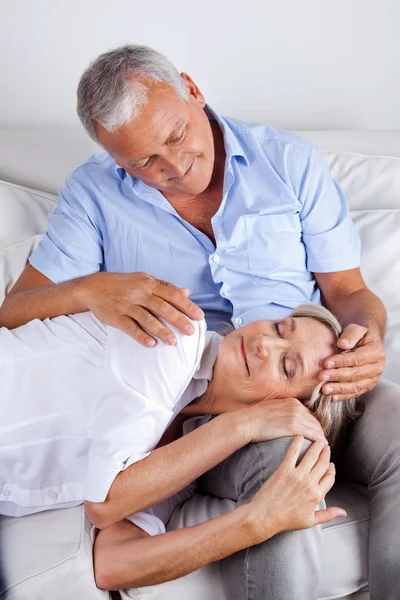 Frau schläft auf dem Schoß ihres Mannes — Stockfoto
