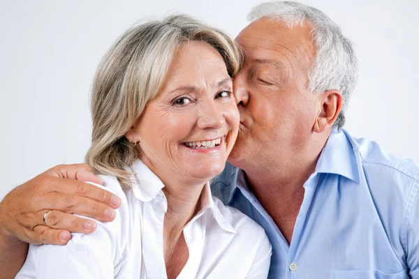 Frau wird von ihrem Mann liebevoll geküsst — Stockfoto