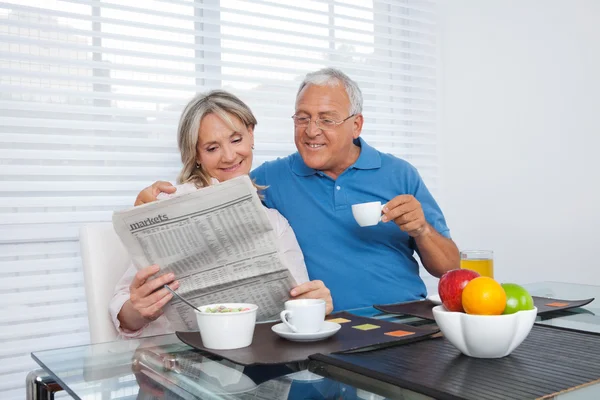 Anziano coppia lettura giornale — Foto Stock