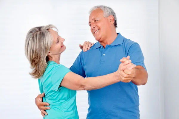 Ευτυχισμένο ζευγάρι που χορεύει — Φωτογραφία Αρχείου
