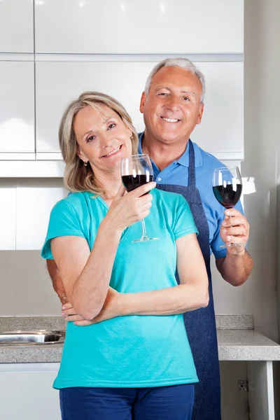 Пара с бокалами для вина — стоковое фото