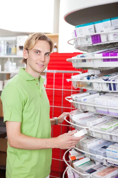 Un uomo in farmacia — Foto Stock