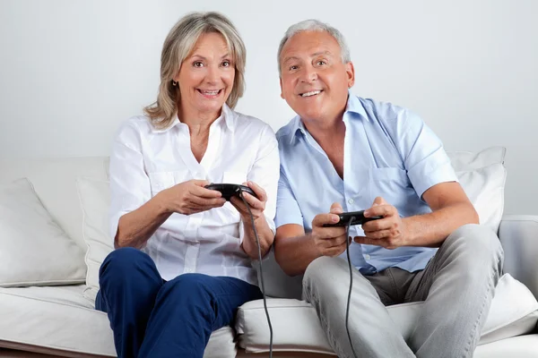 Пара, играющая в видеоигры — стоковое фото