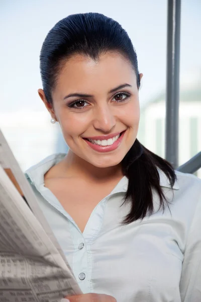 Executivo feminino sorrindo — Fotografia de Stock