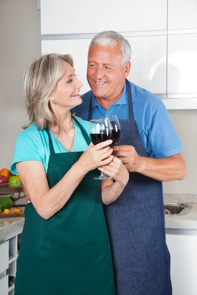 Casal com copos de vinho — Fotografia de Stock