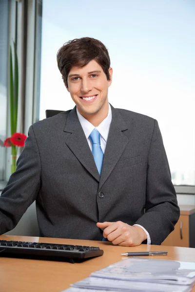 Mannelijke manager glimlachen — Stockfoto
