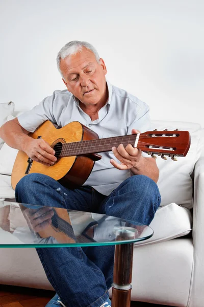Человек играет на гитаре — стоковое фото