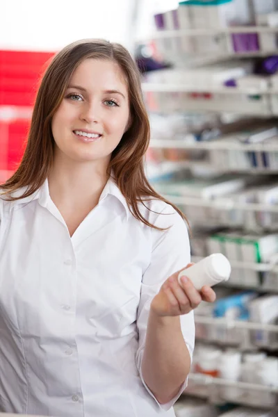 Kobieta chemik trzymając pojemnik na leki — Zdjęcie stockowe