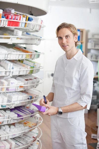 Farmacéutica masculina que trabaja en la farmacia —  Fotos de Stock