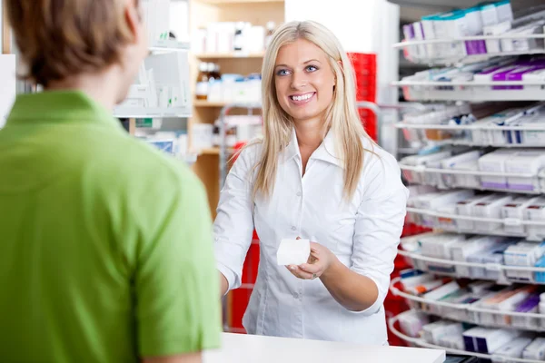 Farmaceuta daje medycyna do klienta — Zdjęcie stockowe