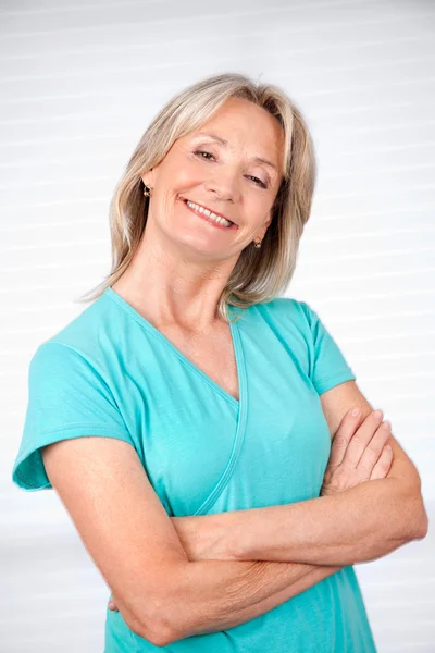 Cheerful Mature Woman With Arms Crossed — Stock Photo, Image