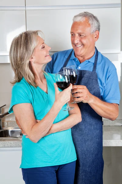 Senior Couple Toasting Vin — Photo