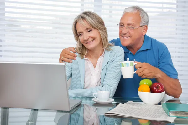 Szczęśliwa para za pomocą laptopa — Zdjęcie stockowe