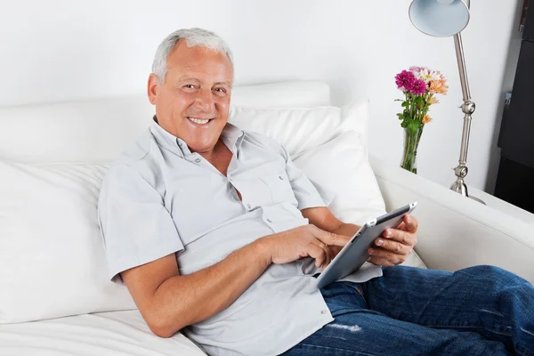 Senior nutzt digitalen Tablet-PC — Stockfoto