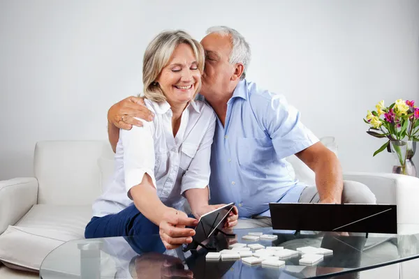Літнім людям пара грає ігри — стокове фото