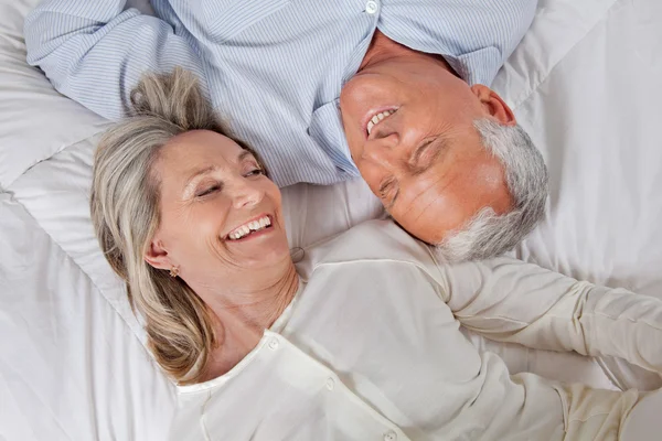 Ágyban fekvő pár — Stock Fotó
