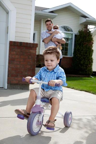 Kisgyermek lovaglás kerékpár — Stock Fotó