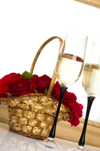 Cesta com rosas e champanhe — Fotografia de Stock