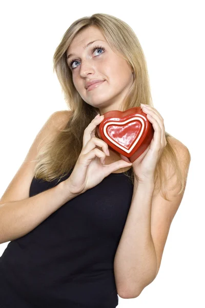 Sorridente giovane donna in possesso di un cuore — Foto Stock