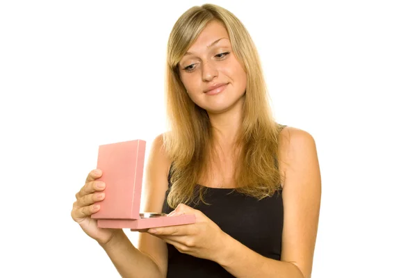 Jeune fille pitoyable ouvre une boîte-cadeau — Photo