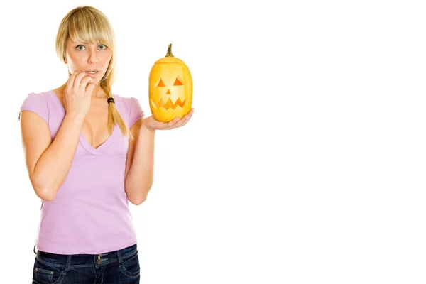 Attraktiv kvinna med en pumpa till halloween — Stockfoto