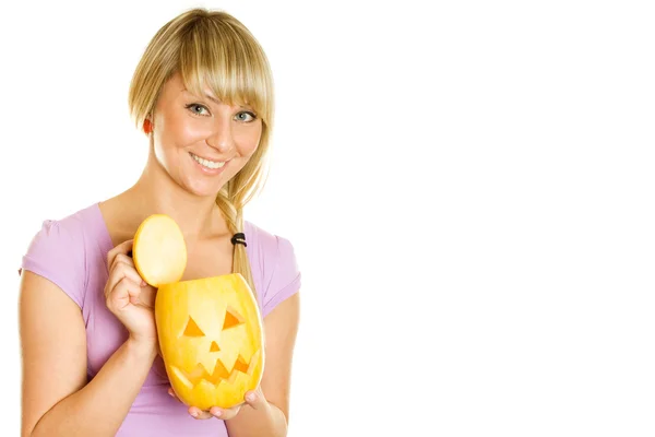 Giovane donna con una zucca per Halloween — Foto Stock