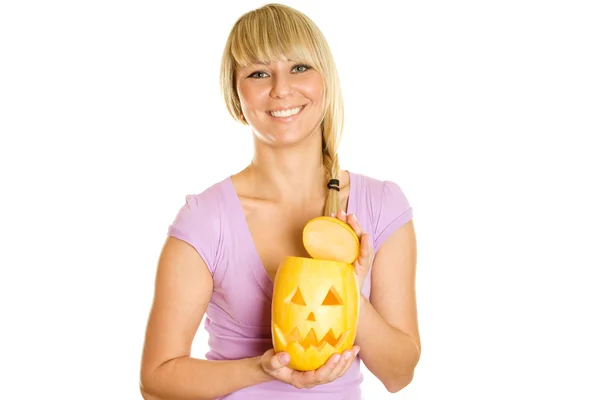 Молодая женщина с тыквой на Хэллоуин — стоковое фото