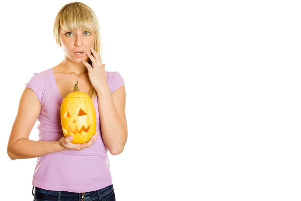 Mujer atractiva con una calabaza para Halloween —  Fotos de Stock
