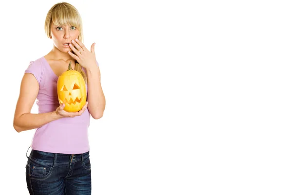 Mujer atractiva con una calabaza para Halloween — Foto de Stock