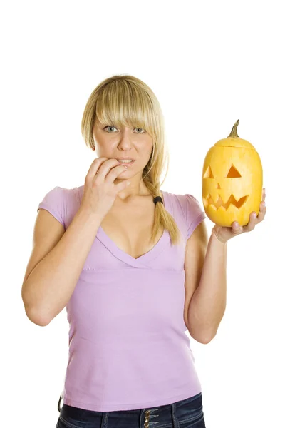 Aantrekkelijke vrouw met een pompoen voor halloween — Stockfoto