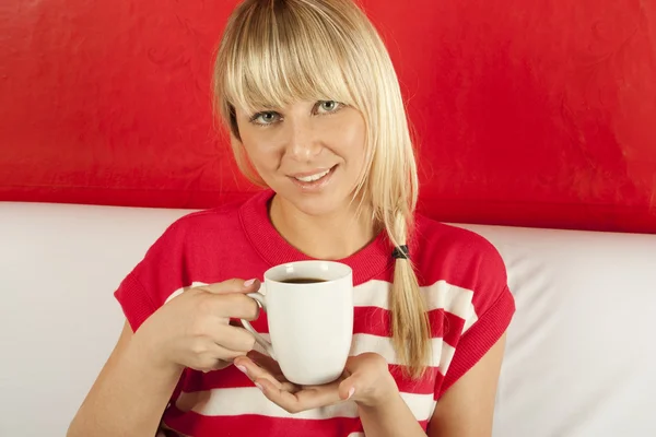 Çekici genç bayan evde kahve içiyor. — Stok fotoğraf