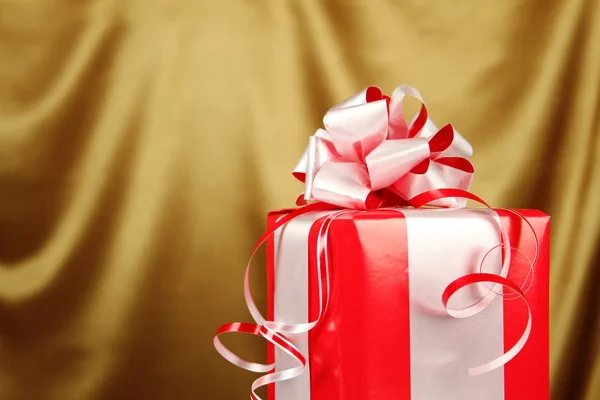 Рождественский подарок в красной коробке — стоковое фото