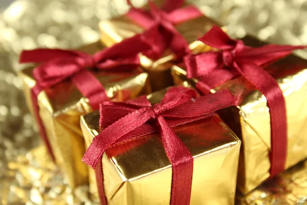 Kurdele ile bağlanmış renkli hediye kutuları — Stok fotoğraf