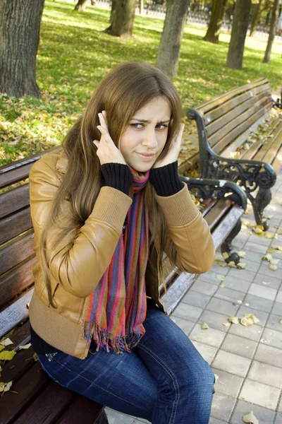 Πορτρέτο του μια ελκυστική νεαρή γυναίκα σε φθινόπωρο — Φωτογραφία Αρχείου