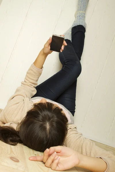 Mujer joven acostada en el suelo de la casa — Foto de Stock