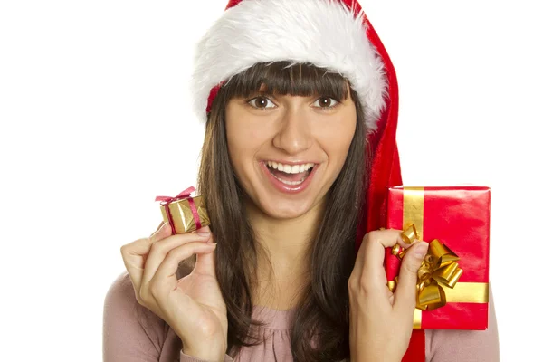 Χριστούγεννα γυναίκα με τα δώρα που είναι χαμογελώντας — Φωτογραφία Αρχείου