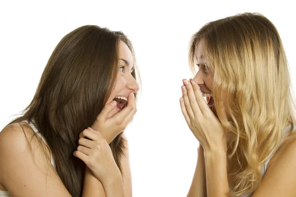 Dos mujeres jóvenes aterrorizadas y gritando — Foto de Stock