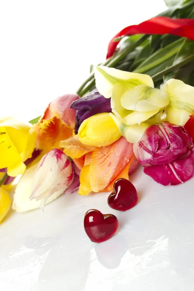 Tulpaner och två röda hjärtan — Stockfoto