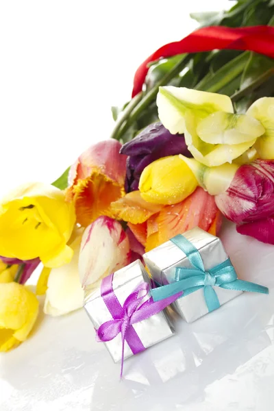 Тюльпани і два подарунковій коробці — стокове фото