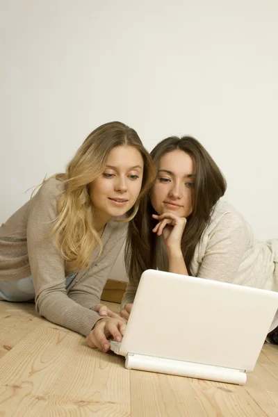 두 매력적인 친구 들 집에서 노트북으로 — 스톡 사진