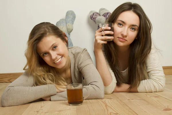 Two attractive friends drinking tea — Stock Photo, Image
